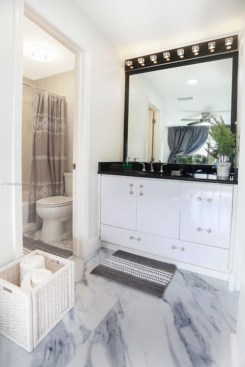 For Sale: $300,000 (2 beds, 2 baths, 970 Square Feet)