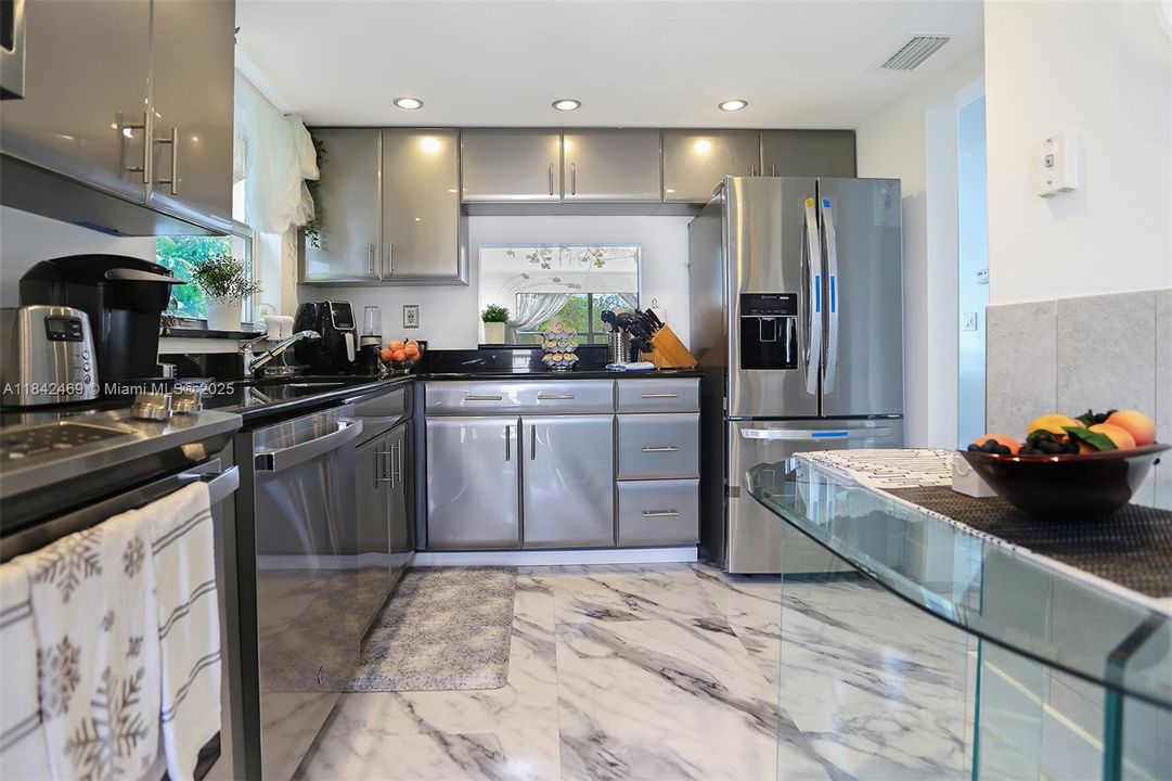 For Sale: $300,000 (2 beds, 2 baths, 970 Square Feet)