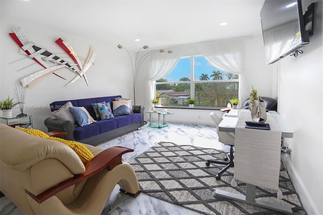 For Sale: $300,000 (2 beds, 2 baths, 970 Square Feet)