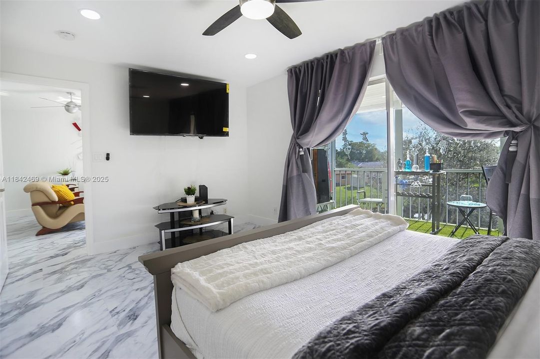 For Sale: $300,000 (2 beds, 2 baths, 970 Square Feet)