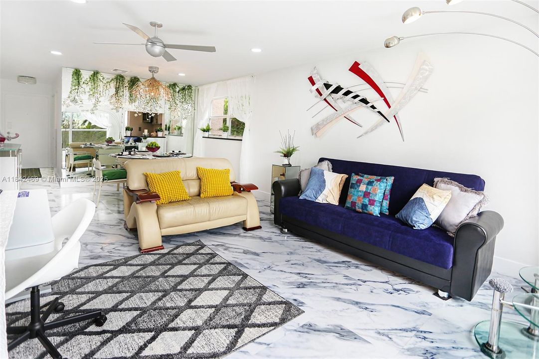 For Sale: $300,000 (2 beds, 2 baths, 970 Square Feet)