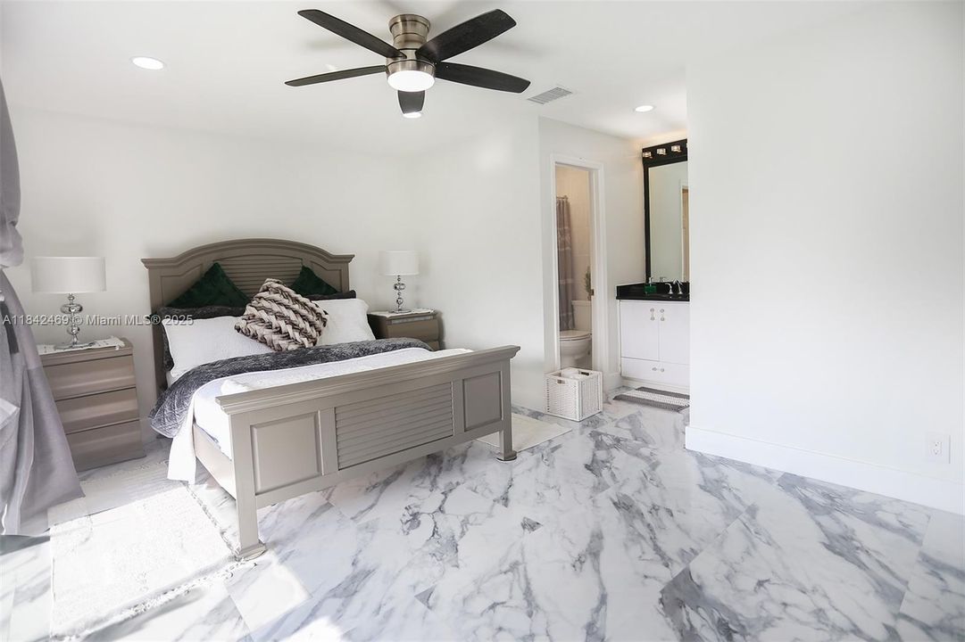 For Sale: $300,000 (2 beds, 2 baths, 970 Square Feet)