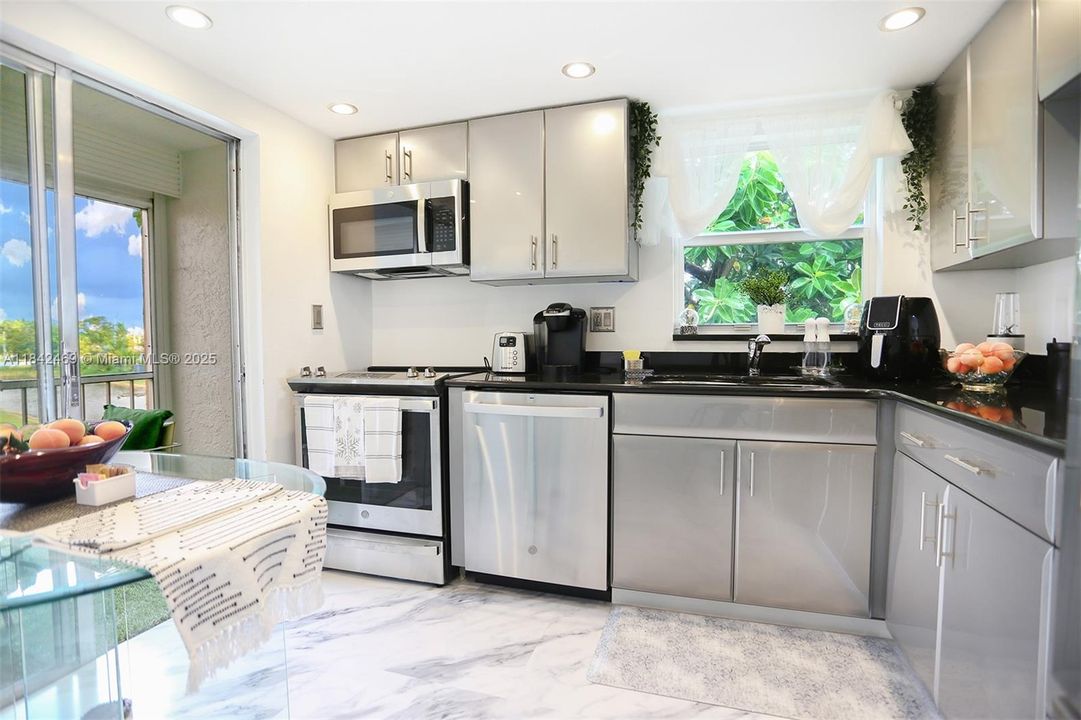 For Sale: $300,000 (2 beds, 2 baths, 970 Square Feet)