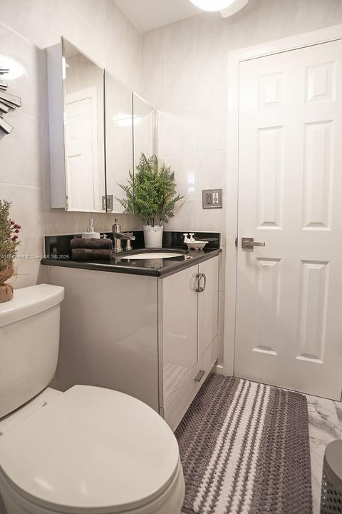 For Sale: $300,000 (2 beds, 2 baths, 970 Square Feet)