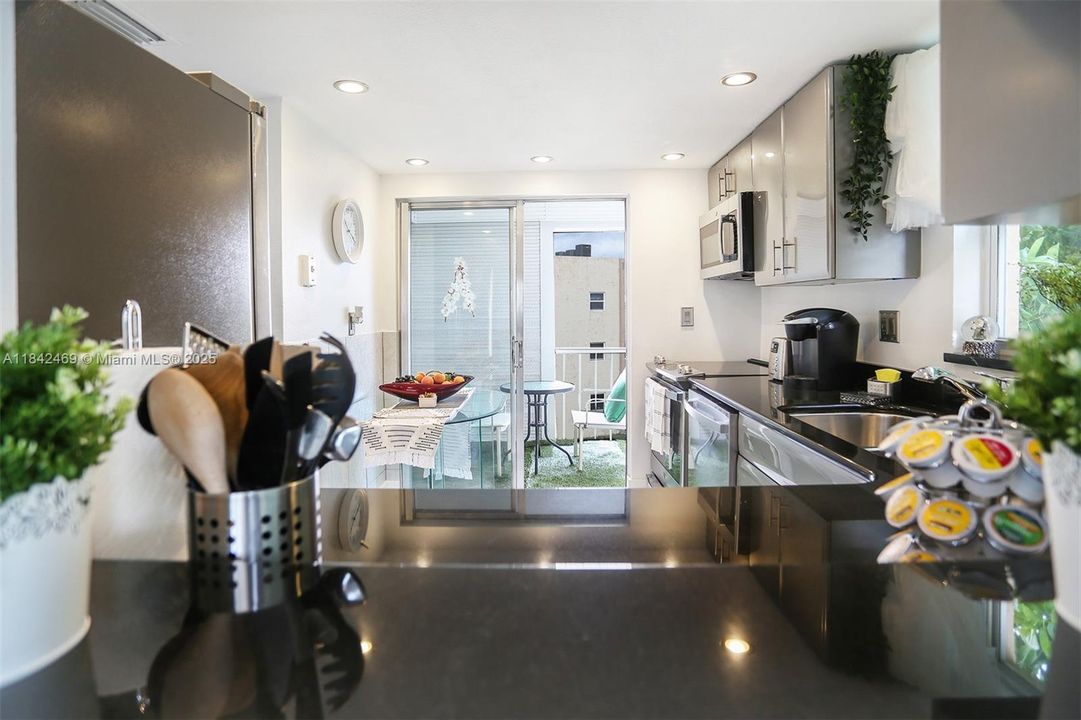 For Sale: $300,000 (2 beds, 2 baths, 970 Square Feet)