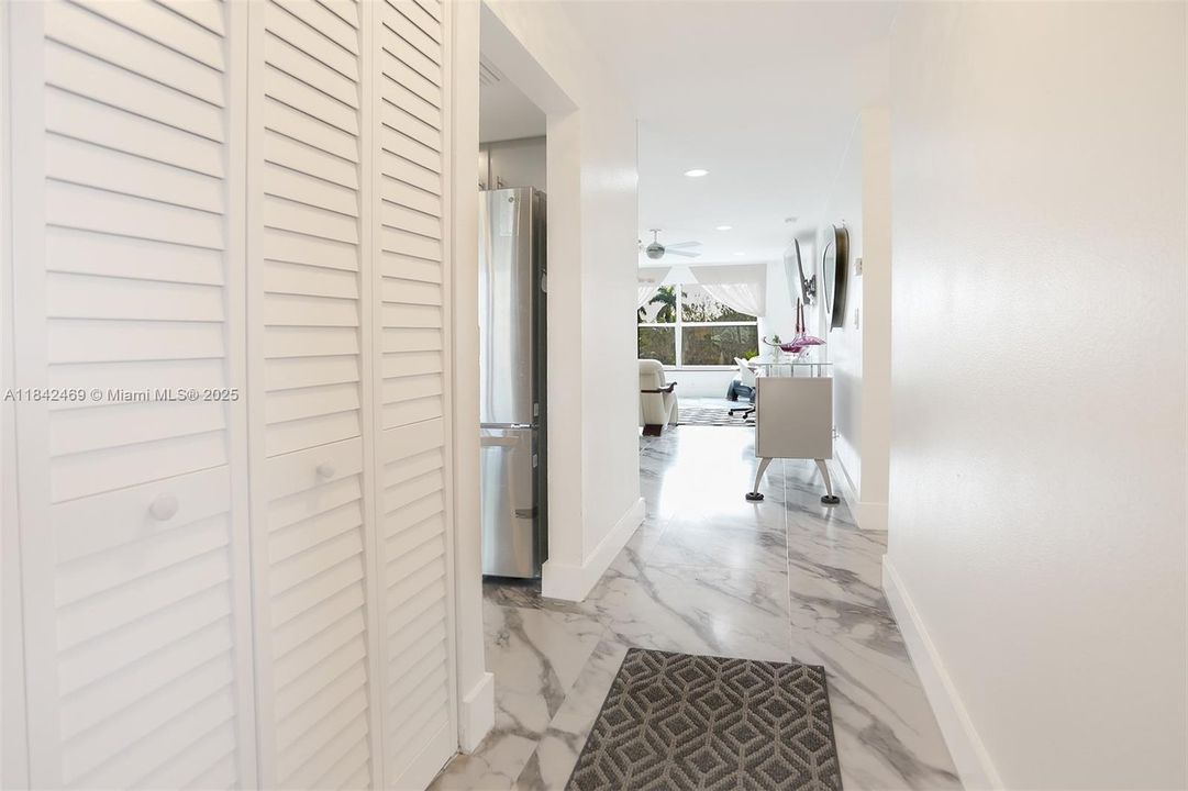 For Sale: $300,000 (2 beds, 2 baths, 970 Square Feet)