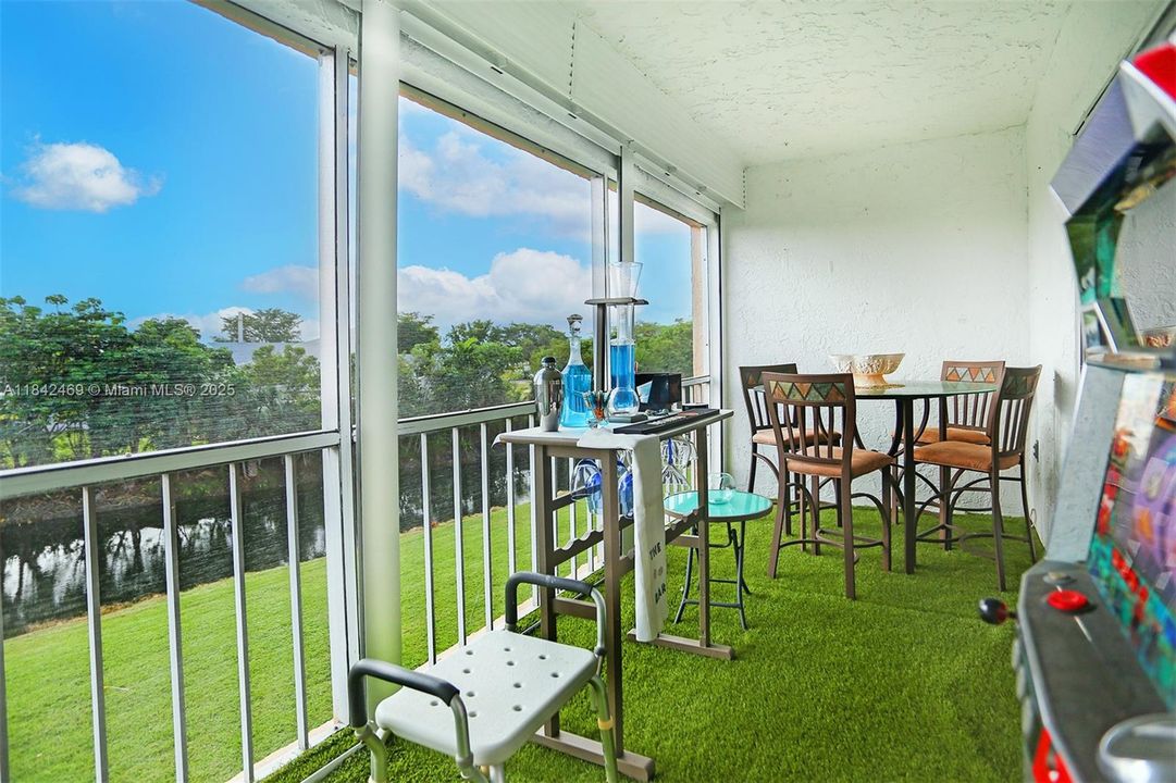 For Sale: $300,000 (2 beds, 2 baths, 970 Square Feet)