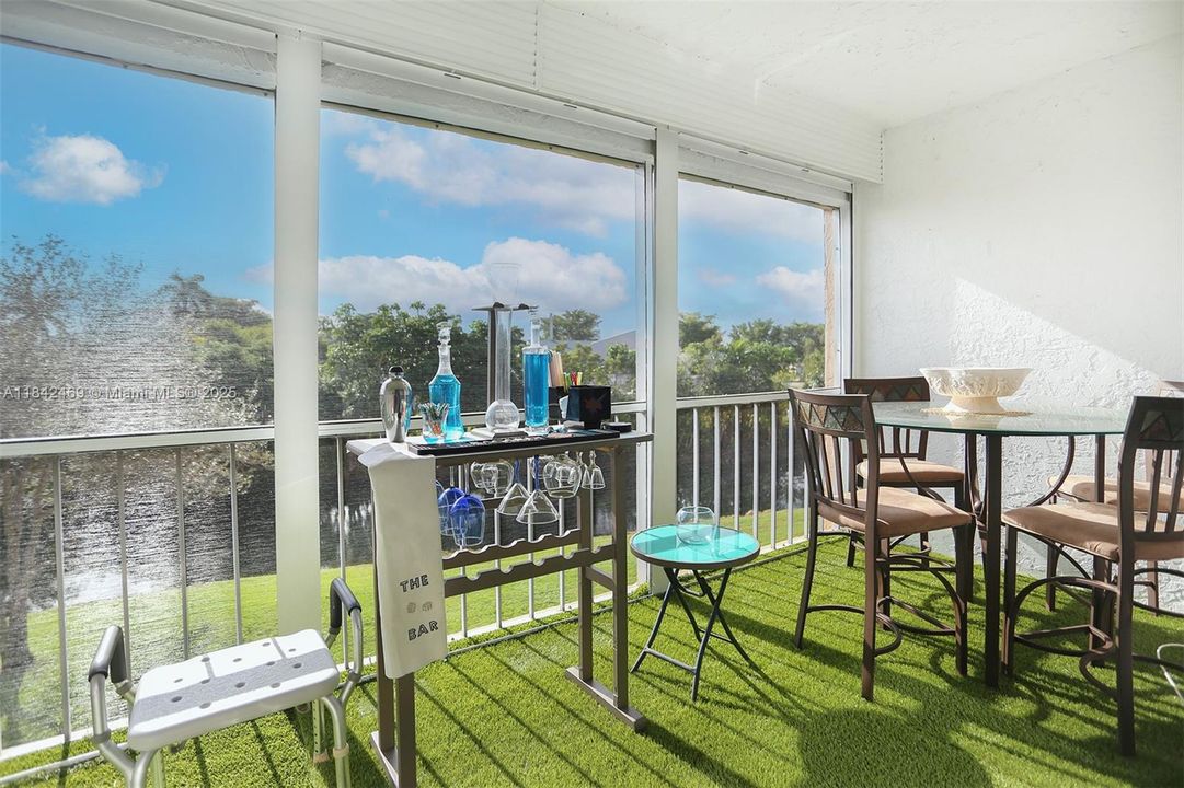 For Sale: $300,000 (2 beds, 2 baths, 970 Square Feet)