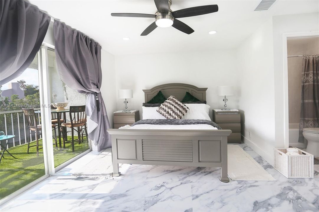 For Sale: $300,000 (2 beds, 2 baths, 970 Square Feet)