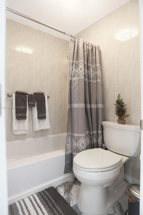 For Sale: $300,000 (2 beds, 2 baths, 970 Square Feet)