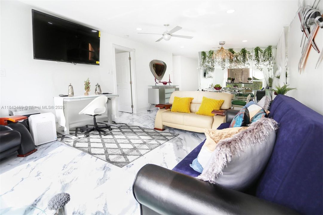 For Sale: $300,000 (2 beds, 2 baths, 970 Square Feet)