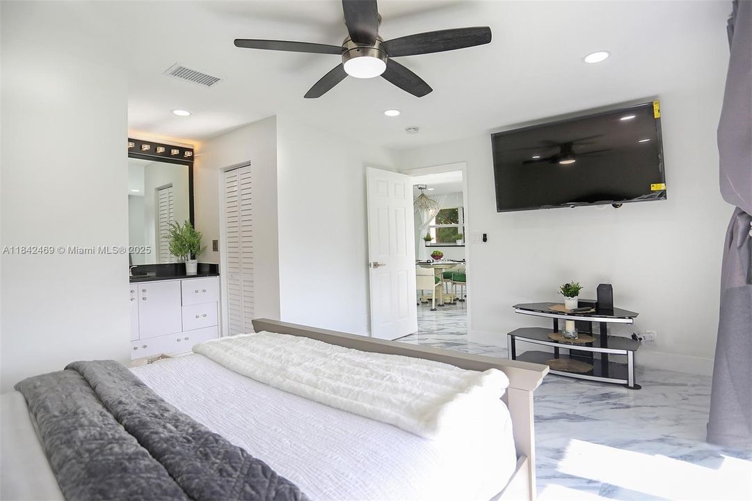 For Sale: $300,000 (2 beds, 2 baths, 970 Square Feet)