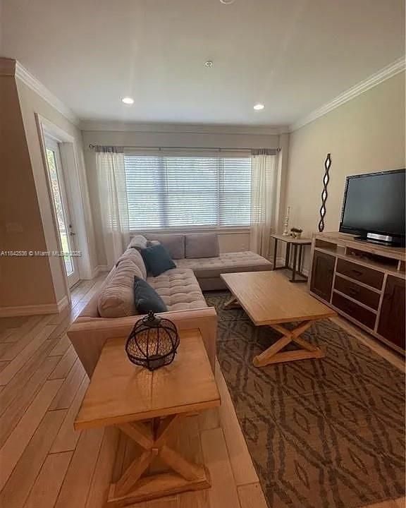 For Rent: $2,500 (3 beds, 2 baths, 2204 Square Feet)