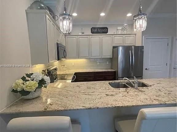 For Rent: $2,500 (3 beds, 2 baths, 2204 Square Feet)