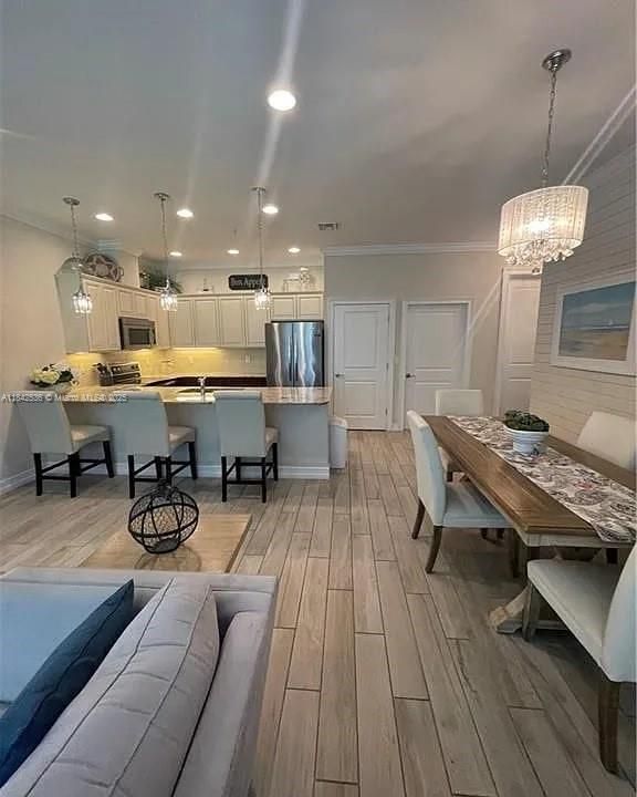 For Rent: $2,500 (3 beds, 2 baths, 2204 Square Feet)