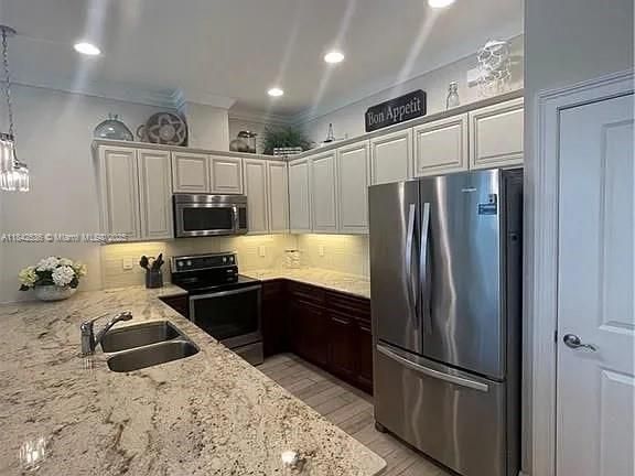 For Rent: $2,500 (3 beds, 2 baths, 2204 Square Feet)