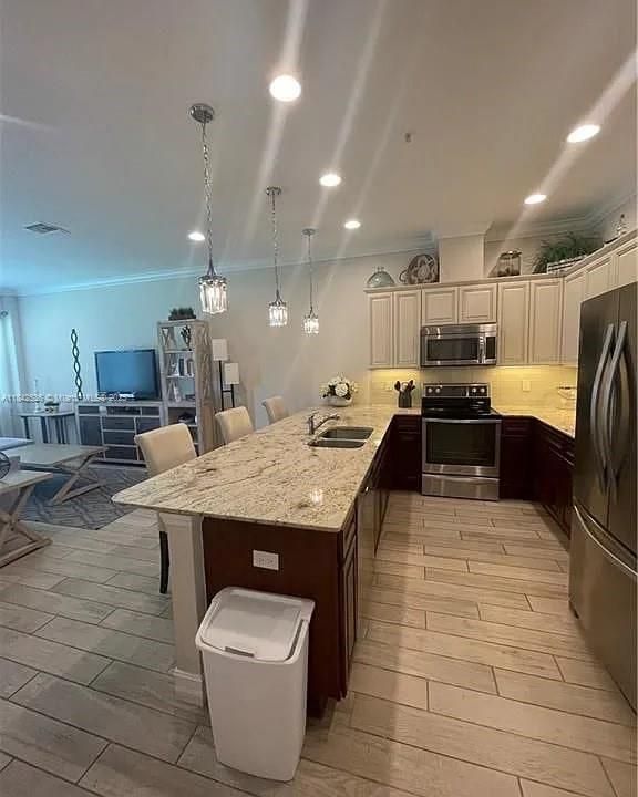 For Rent: $2,500 (3 beds, 2 baths, 2204 Square Feet)