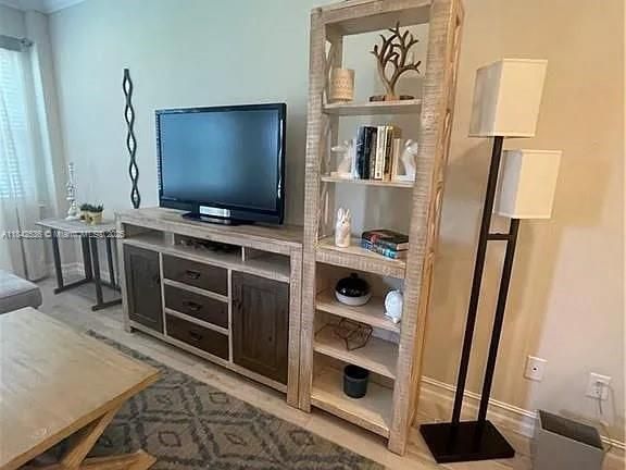 For Rent: $2,500 (3 beds, 2 baths, 2204 Square Feet)