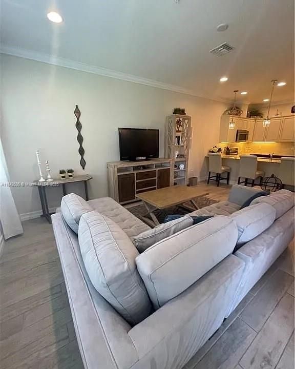 For Rent: $2,500 (3 beds, 2 baths, 2204 Square Feet)