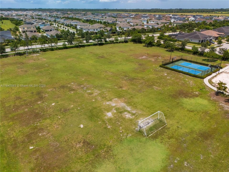 For Sale: $519,000 (3 beds, 2 baths, 1952 Square Feet)