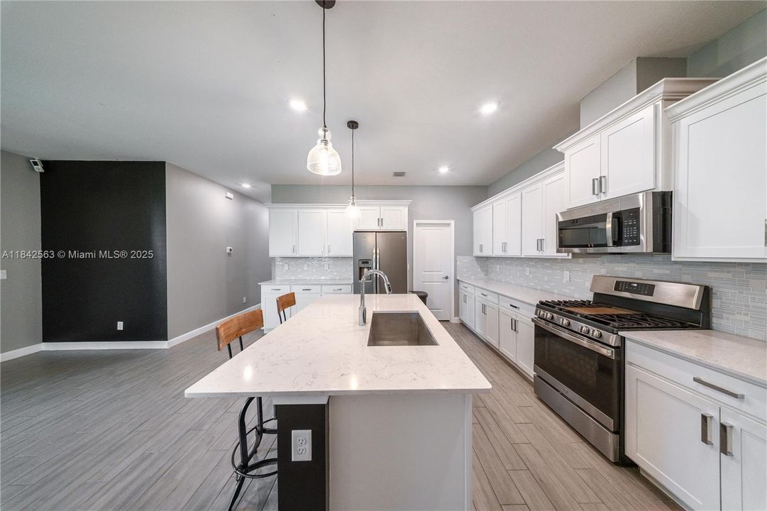 For Sale: $519,000 (3 beds, 2 baths, 1952 Square Feet)