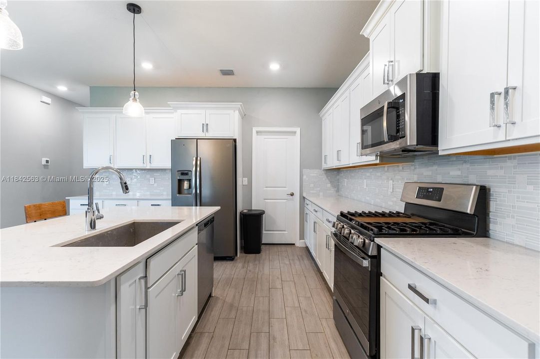 For Sale: $519,000 (3 beds, 2 baths, 1952 Square Feet)