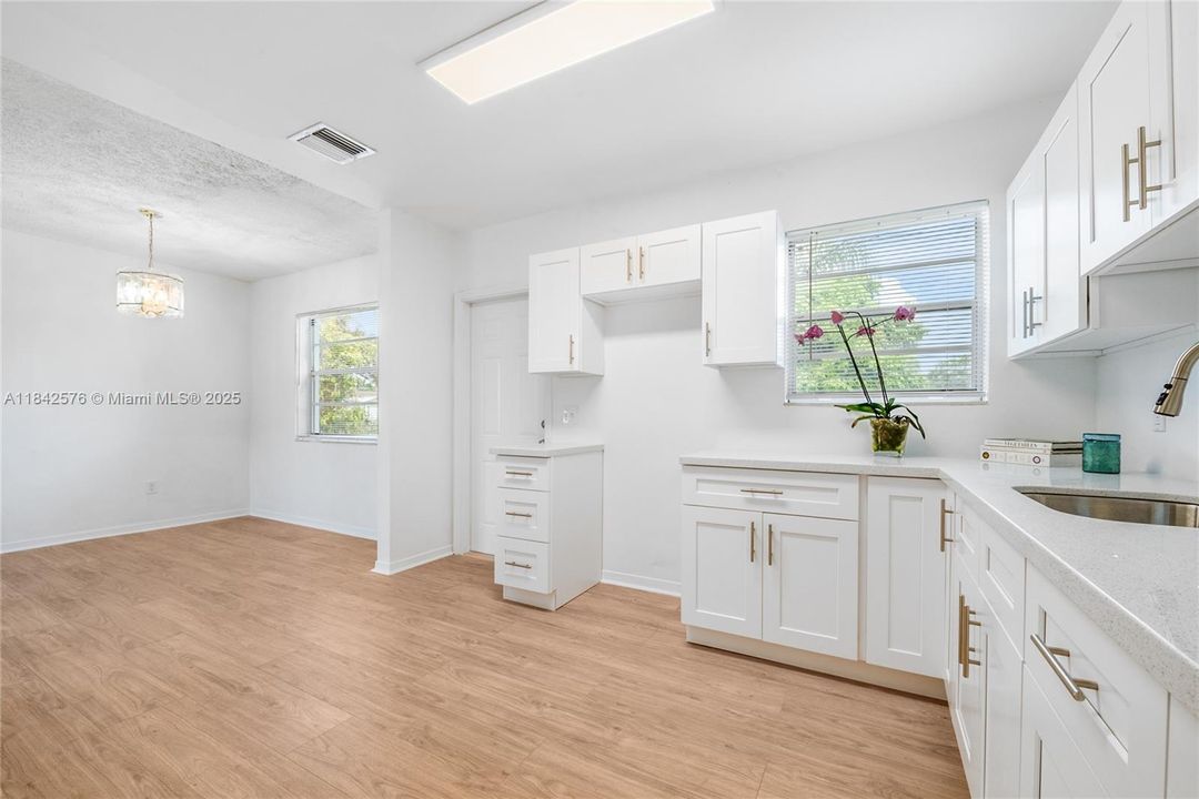 Недавно продано: $485,000 (3 спален, 2 ванн, 1338 Квадратных фут)