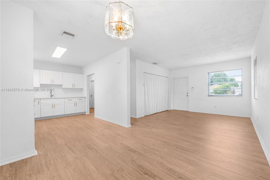 Недавно продано: $485,000 (3 спален, 2 ванн, 1338 Квадратных фут)