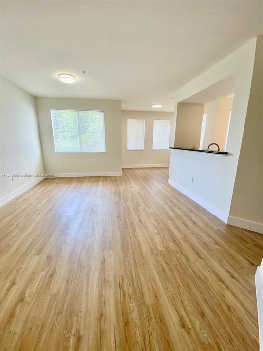 En Venta: $370,000 (2 camas, 2 baños, 1403 Pies cuadrados)