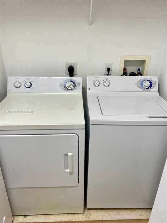 En Venta: $370,000 (2 camas, 2 baños, 1403 Pies cuadrados)