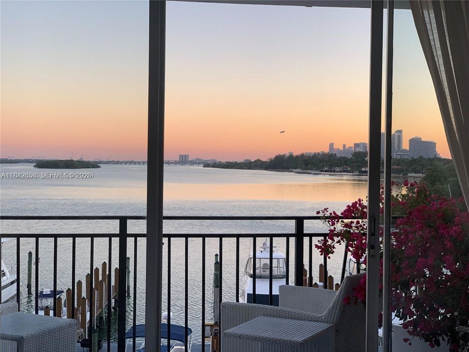 For Sale: $349,000 (1 beds, 2 baths, 1042 Square Feet)