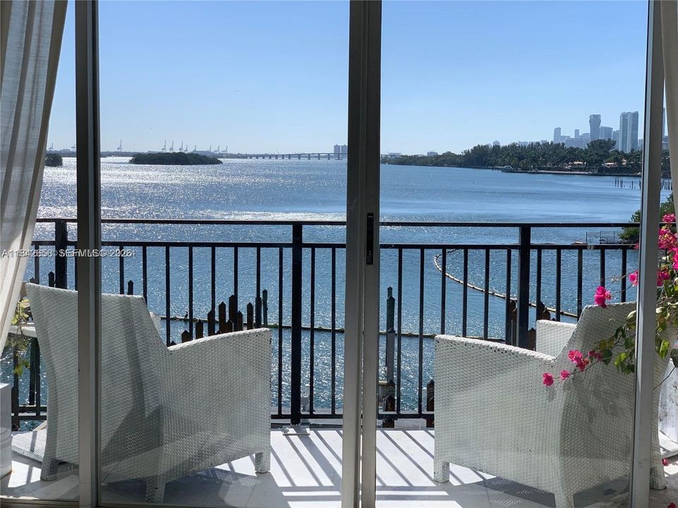 For Sale: $349,000 (1 beds, 2 baths, 1042 Square Feet)