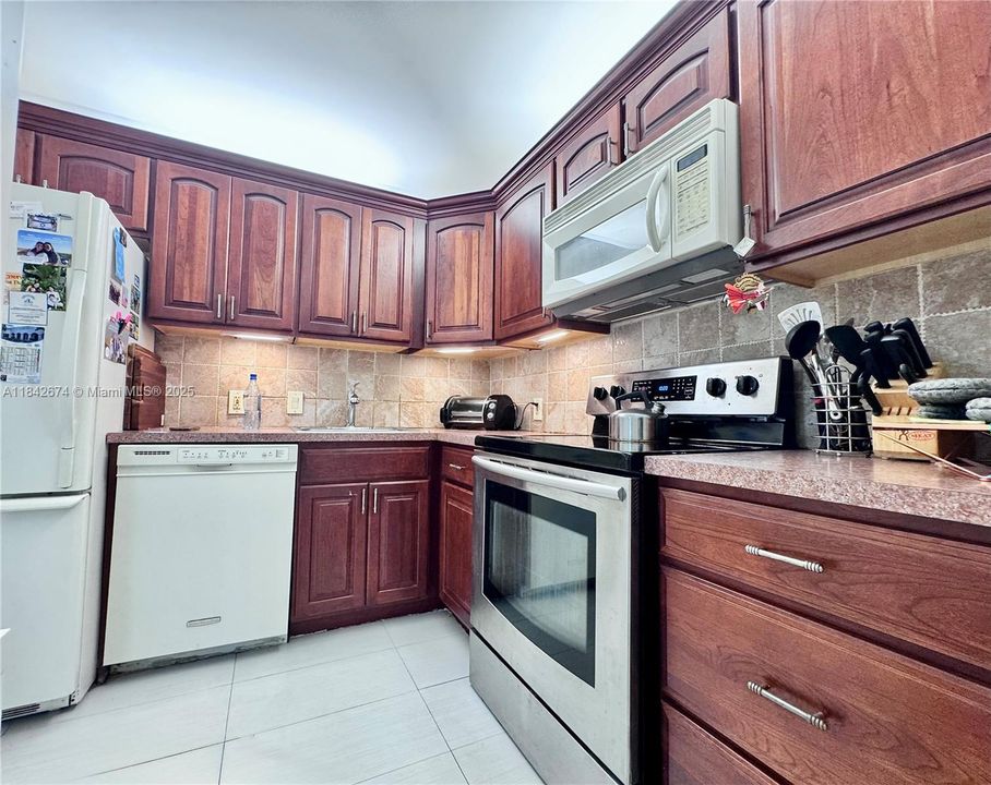 待售: $199,750 (1 贝兹, 1 浴室, 741 平方英尺)