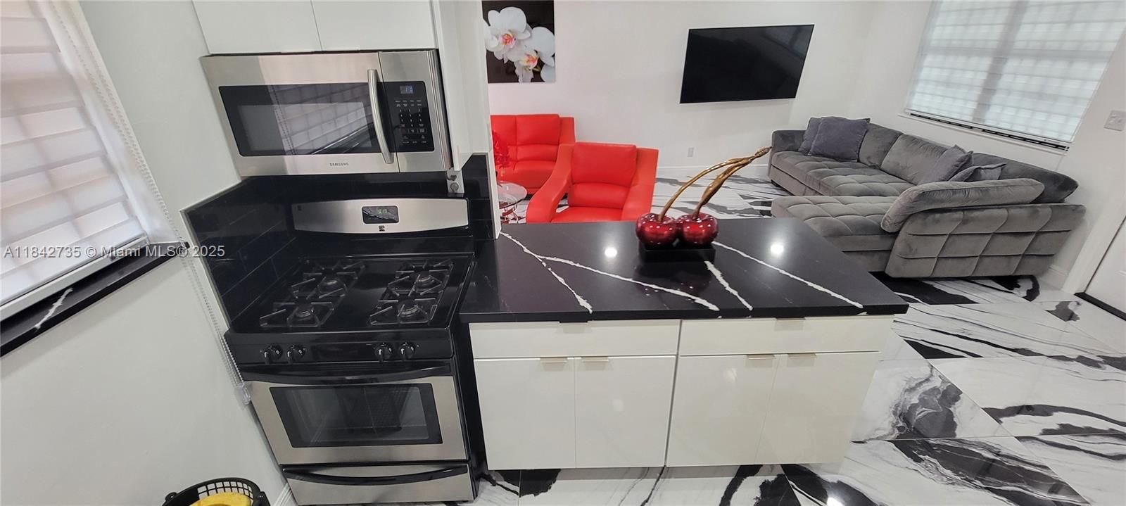 Recently Sold: $460,000 (3 beds, 1 baths, 1207 Square Feet)