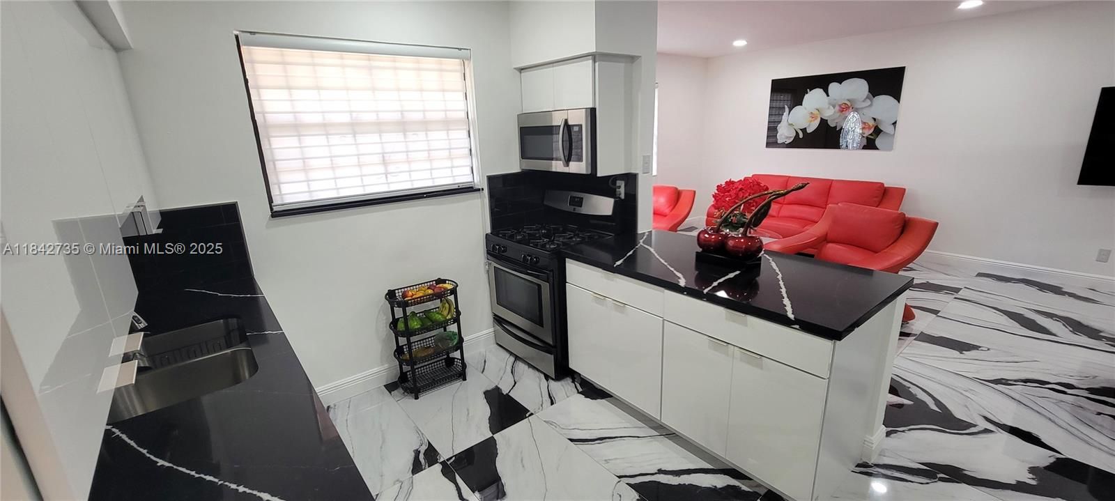 Recently Sold: $460,000 (3 beds, 1 baths, 1207 Square Feet)