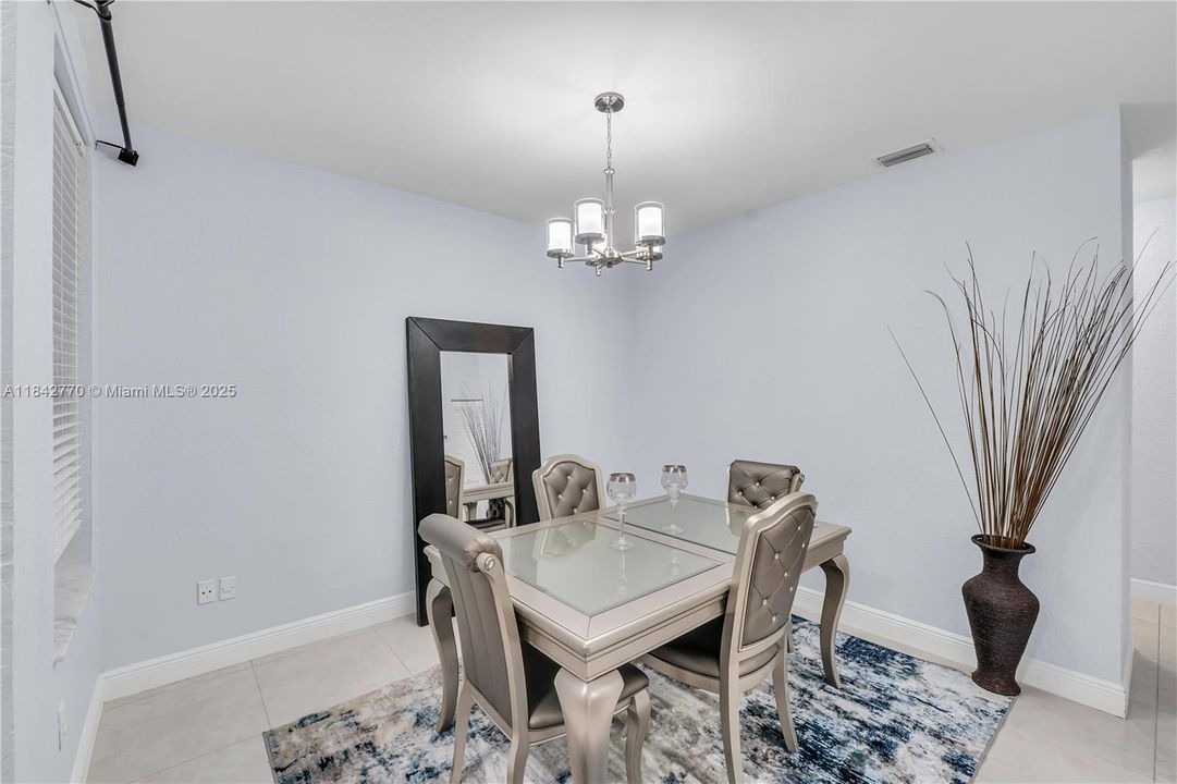 En Venta: $729,900 (4 camas, 3 baños, 2474 Pies cuadrados)