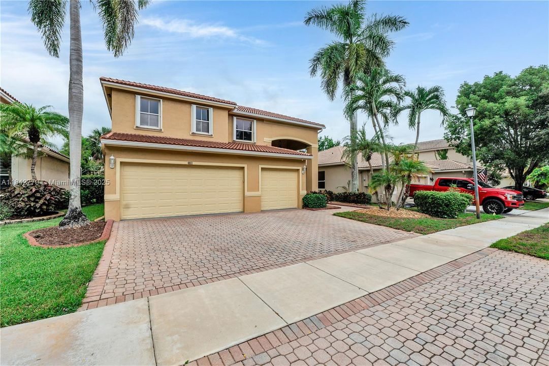 En Venta: $729,900 (4 camas, 3 baños, 2474 Pies cuadrados)