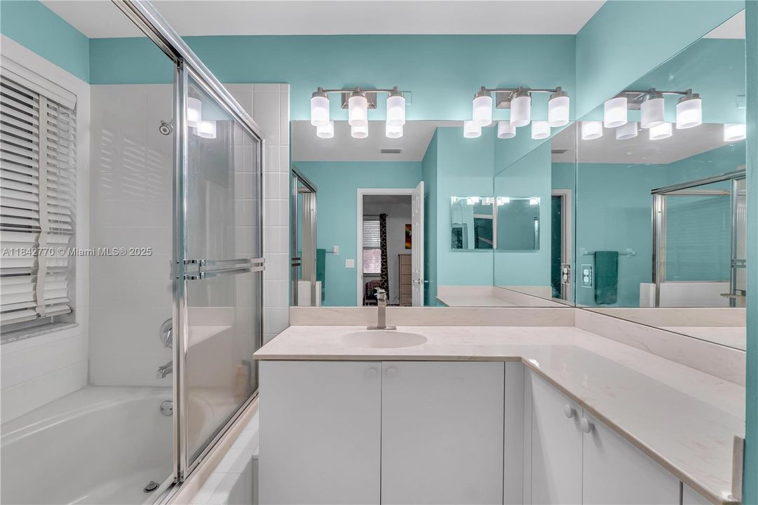 En Venta: $729,900 (4 camas, 3 baños, 2474 Pies cuadrados)