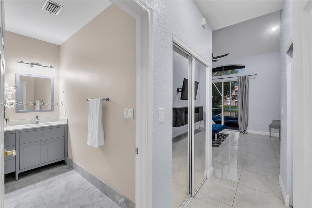 En Venta: $729,900 (4 camas, 3 baños, 2474 Pies cuadrados)