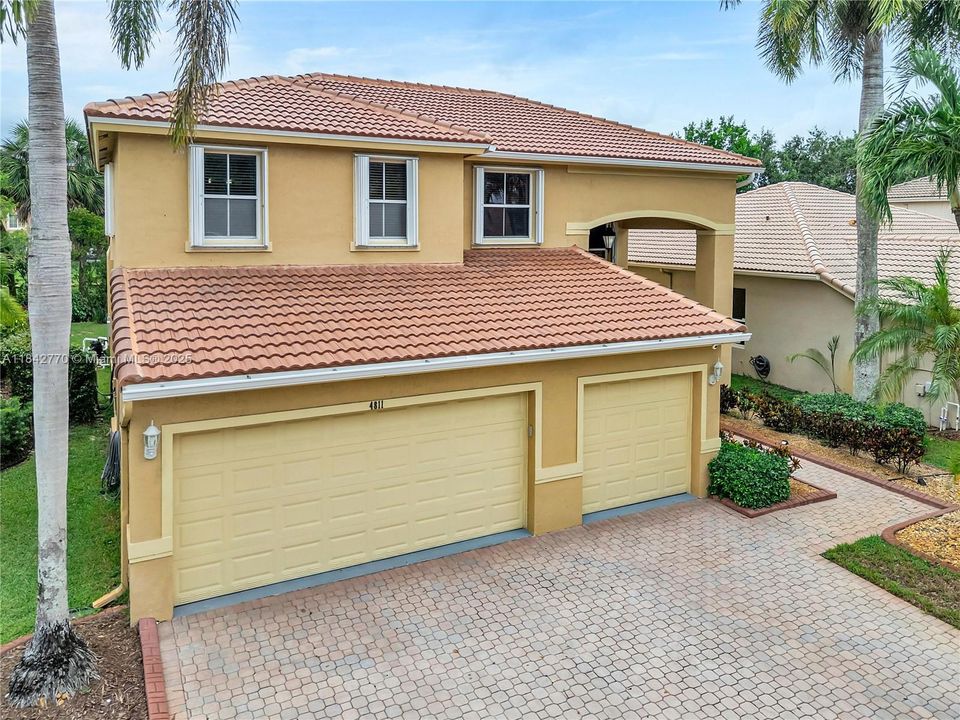 En Venta: $729,900 (4 camas, 3 baños, 2474 Pies cuadrados)