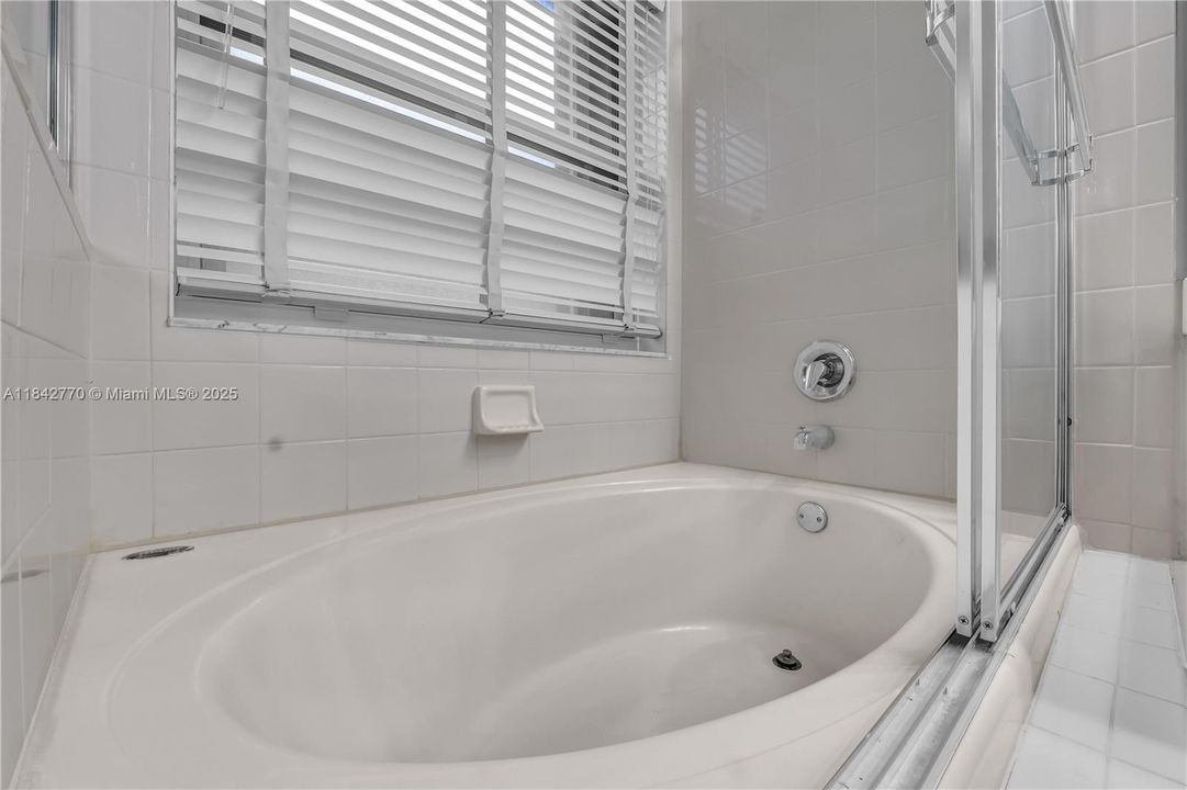 En Venta: $729,900 (4 camas, 3 baños, 2474 Pies cuadrados)