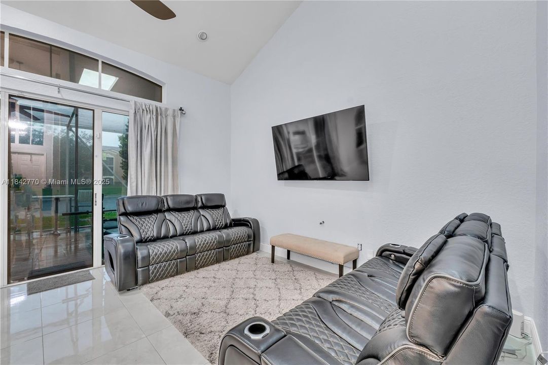 En Venta: $729,900 (4 camas, 3 baños, 2474 Pies cuadrados)