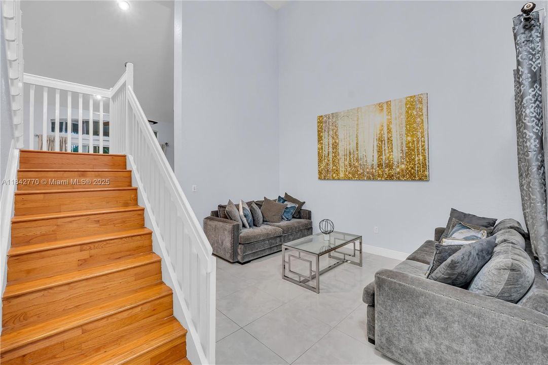 En Venta: $729,900 (4 camas, 3 baños, 2474 Pies cuadrados)