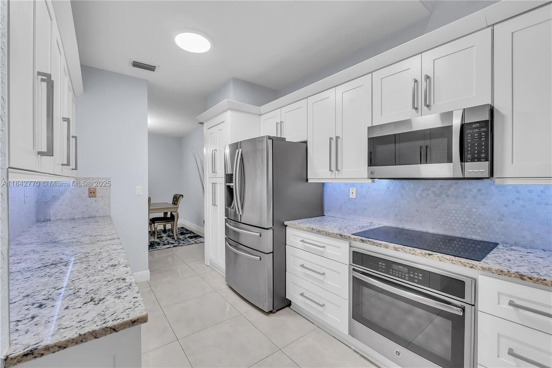 En Venta: $729,900 (4 camas, 3 baños, 2474 Pies cuadrados)