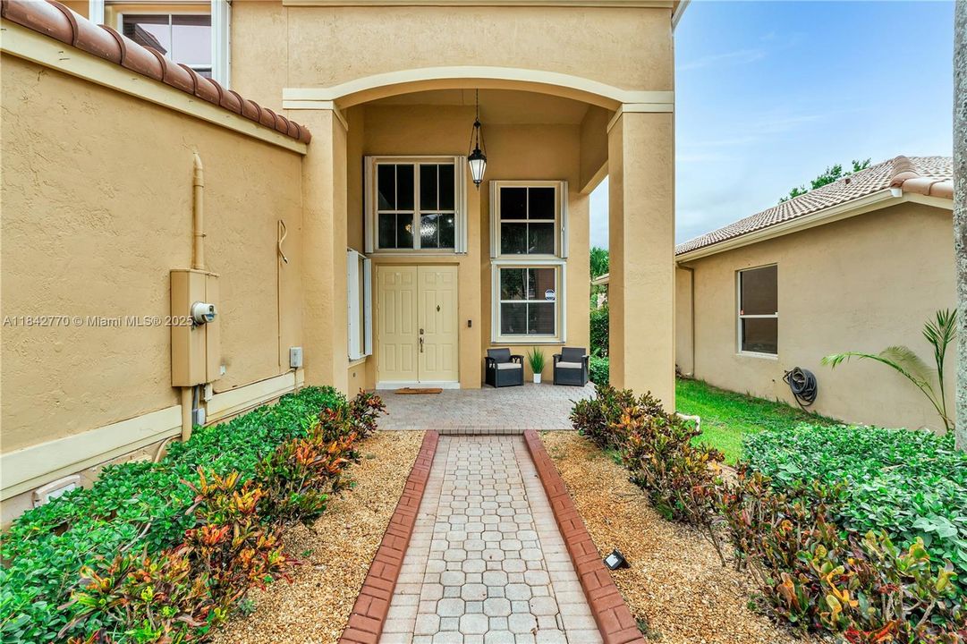 En Venta: $729,900 (4 camas, 3 baños, 2474 Pies cuadrados)