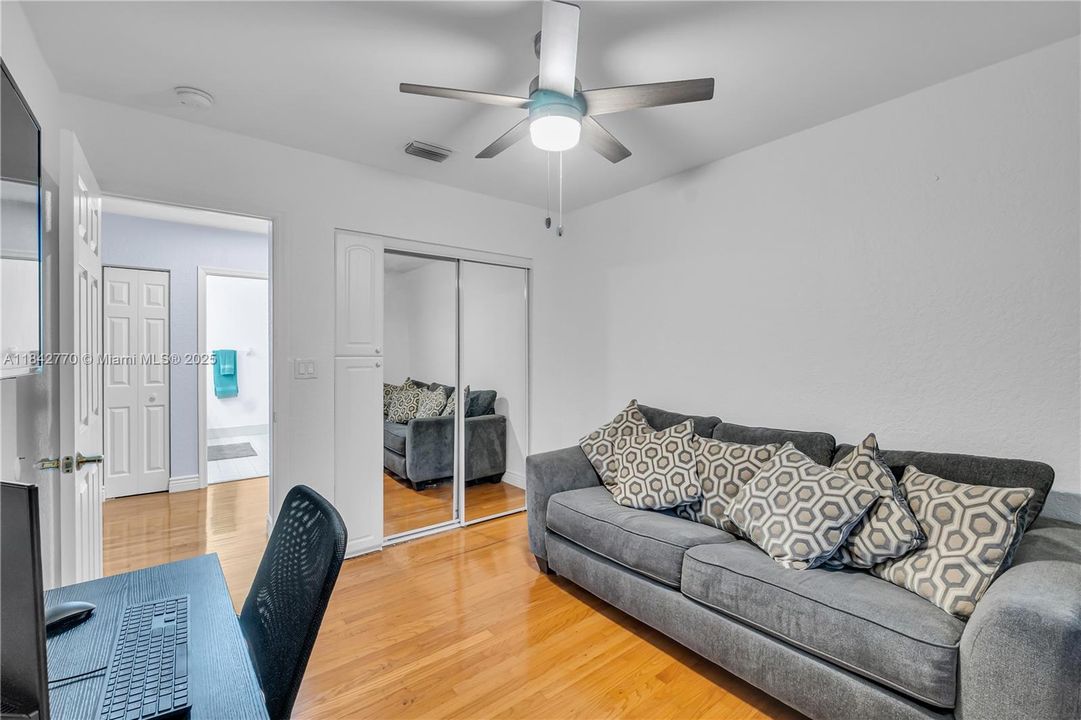 En Venta: $729,900 (4 camas, 3 baños, 2474 Pies cuadrados)