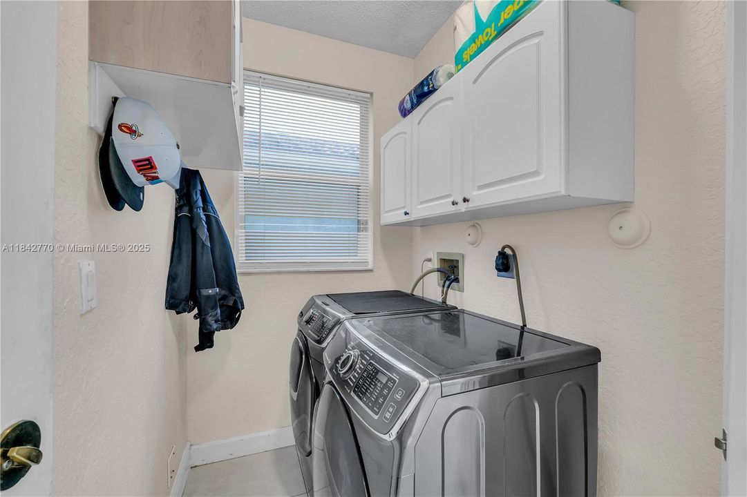 En Venta: $729,900 (4 camas, 3 baños, 2474 Pies cuadrados)