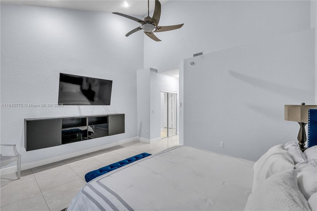 En Venta: $729,900 (4 camas, 3 baños, 2474 Pies cuadrados)