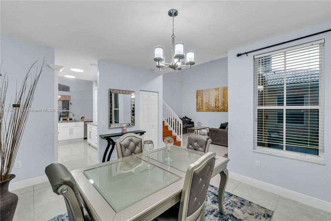 En Venta: $729,900 (4 camas, 3 baños, 2474 Pies cuadrados)