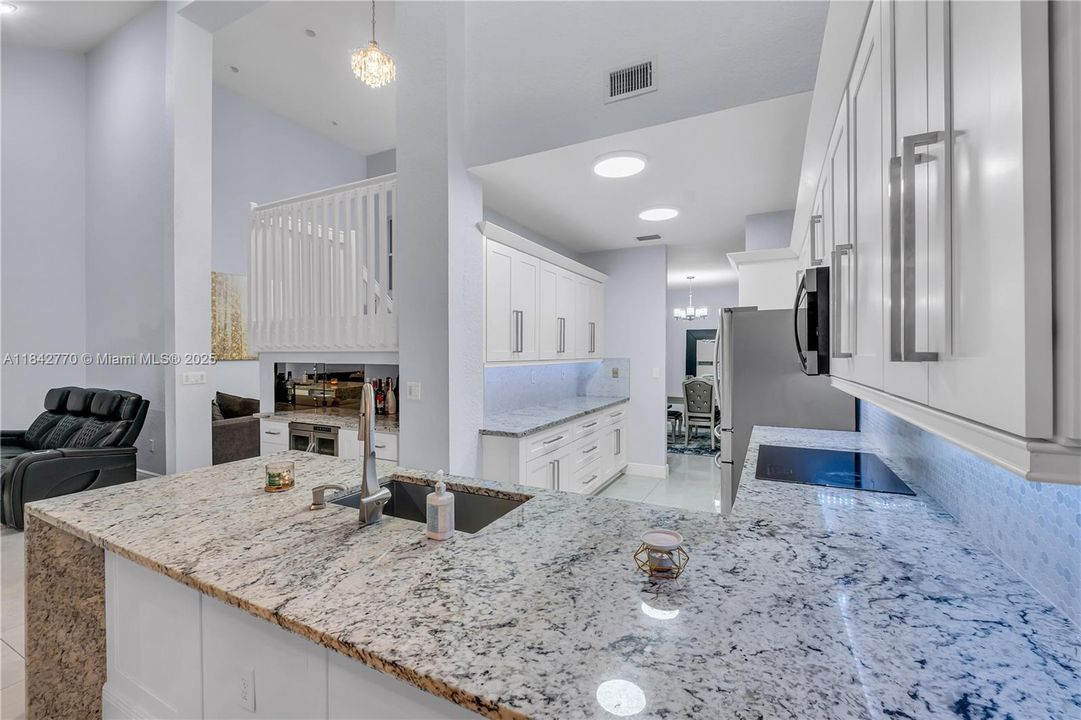 En Venta: $729,900 (4 camas, 3 baños, 2474 Pies cuadrados)